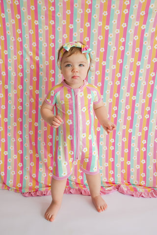 DAISY STRIPE DELIGHT RUFFLE DREAM BLANKET