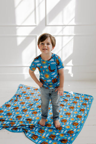 BEAR-Y BLUE SKIES DREAM POCKET TEE