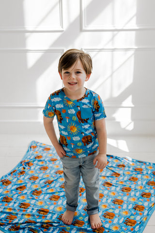 BEAR-Y BLUE SKIES DREAM POCKET TEE