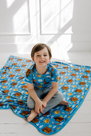 BEAR-Y BLUE SKIES DREAM POCKET TEE