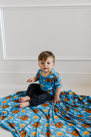 BEAR-Y BLUE SKIES DREAM POCKET TEE