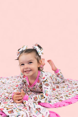 ART SCHOOL VIBES DREAM RUFFLE BLANKET